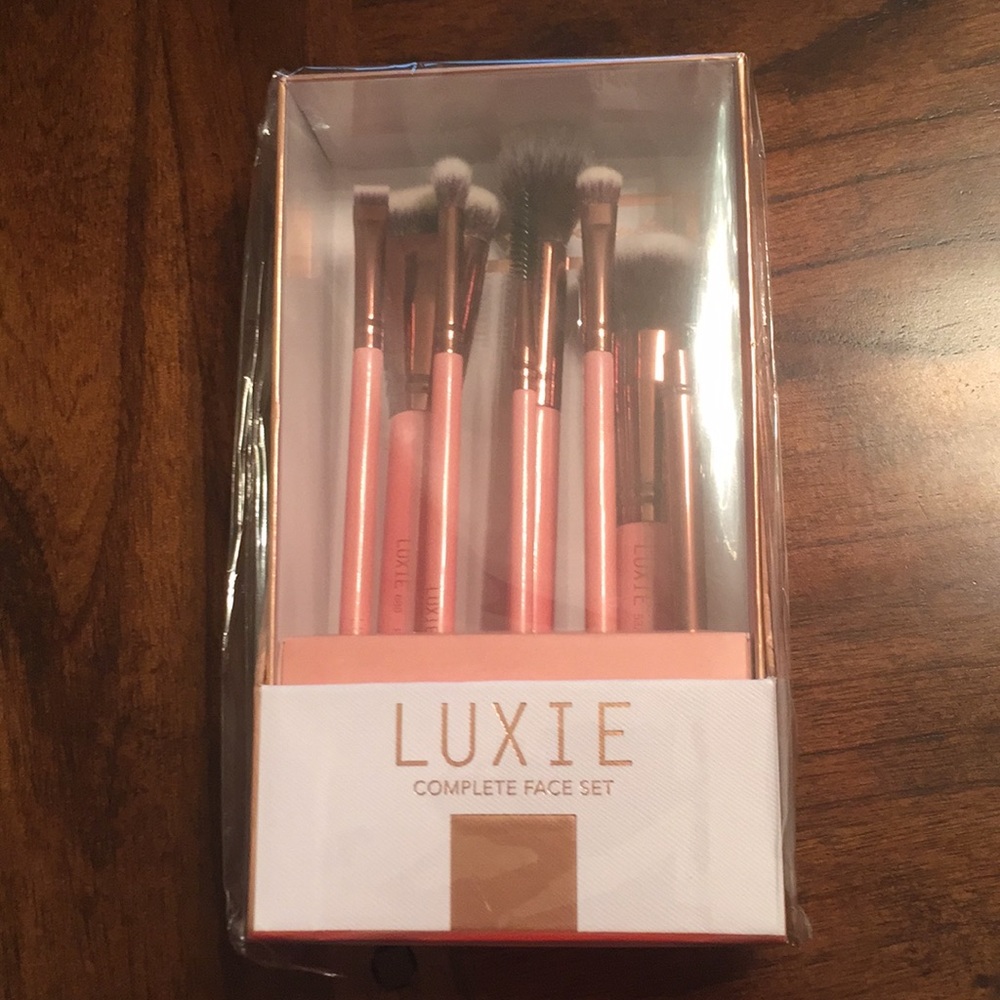 8 Brush Luxie Rose Gold Brush Gift Set